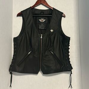 Harley Davidson Women’s vest. Genuine heavy leather with a polyester lining.